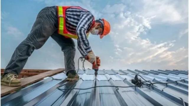 What Services Should a Michigan Roofing Contractor Offer?